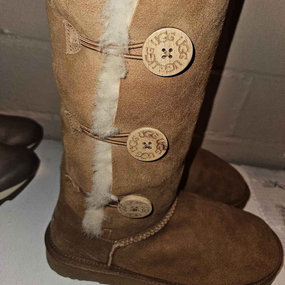 UGG Bailey Triple Button II in Chesnut Women Size 10 - Picture 2 of 8